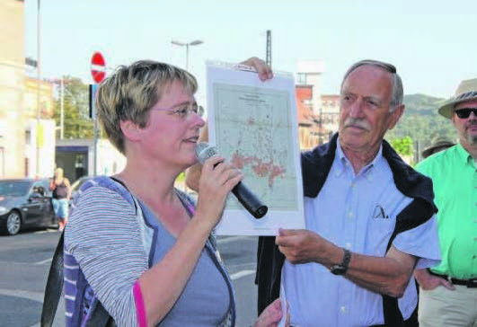 Stadtarchivarin Andrea Rößler führte zusammen mit Silvia Wagner und Jürgen Herrmann entlang der Industrialisierung Weinheims. Fotos: csk
