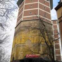 1953 wurde der Wasserturm mit Treppe(rechts) auf den Bunker gesetzt (Foto 2009 B.Ritter)