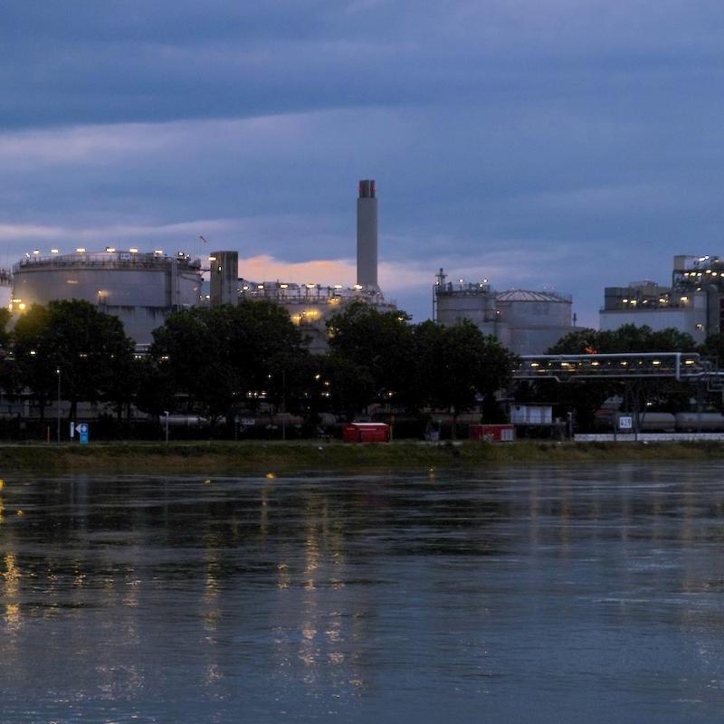 BASF zur "blauen Stunde" – Foto Robin Siebert