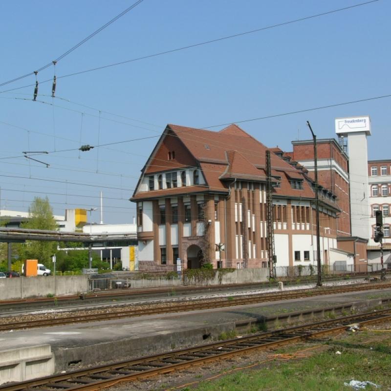 Westlich vom Bahnhof  Weinheim: Das Gebäude mit dem fünfeckigen Grundriß bildet den südlichen Abschluß.