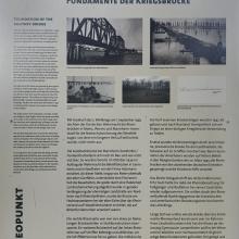 Hinweischild zur Geschichte des Brückenübergangs