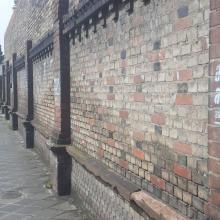 Die Mauer entlang der Hafenstraße – Foto Parzer